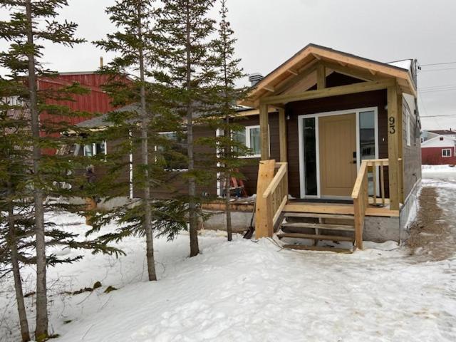 丘吉尔Bears Den Guest House II的一座小房子正在积雪中建造