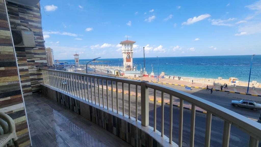 亚历山大شقة فندقية مكيفة ميامي ع البحر مباشرةً的享有海滩和海洋美景的阳台。