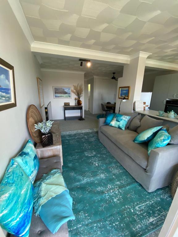 邦加里Aqua on Bribie 100 metres to Beach and Shops的带沙发和绿色地毯的客厅