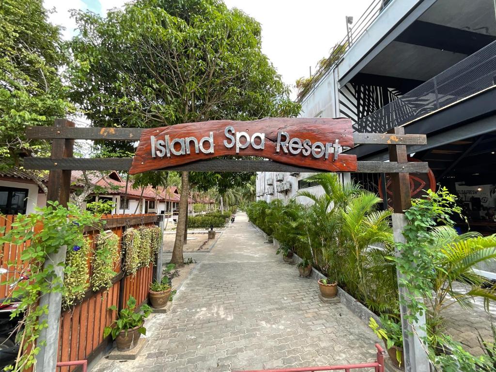 涛岛岛上温泉度假村的行人通道上读岛索帕度假村的标志