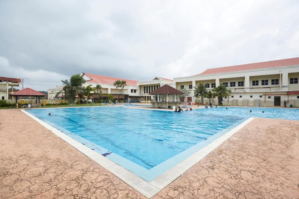 瓜拉丁加奴丁加奴马术度假酒店的大楼前的大型游泳池