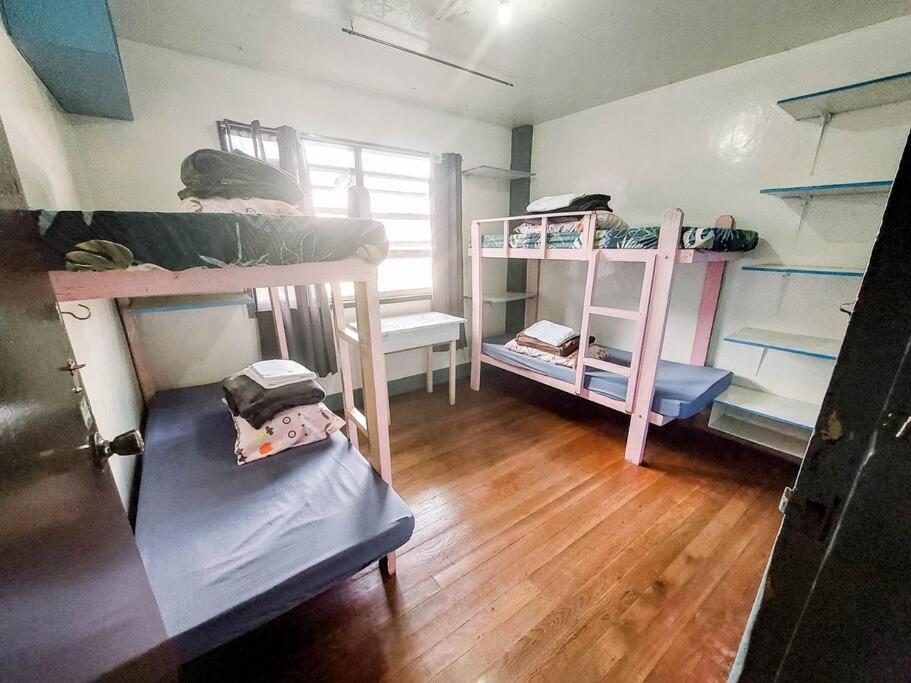 碧瑶Convenient 3-Bedroom Apartment的客房设有双层床和木地板。