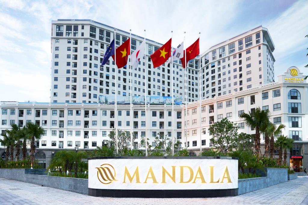 北宁Mandala Hotel & Spa Bac Ninh的一座大建筑前面的标志,上面有金刚石旗帜