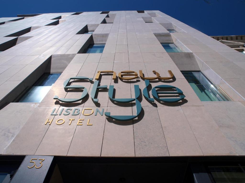 里斯本New Style Lisbon Hotel的建筑一侧的酒店标志