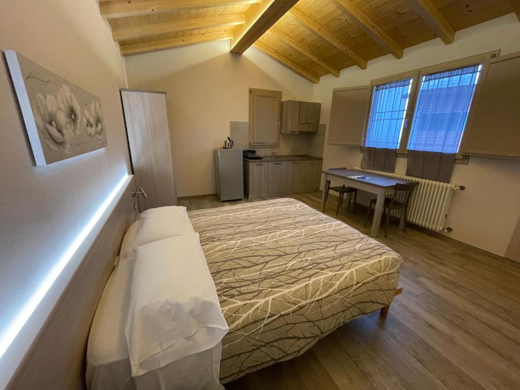 圭尔福堡拉法格利亚格兰德农家乐的一间卧室配有一张床和一张桌子