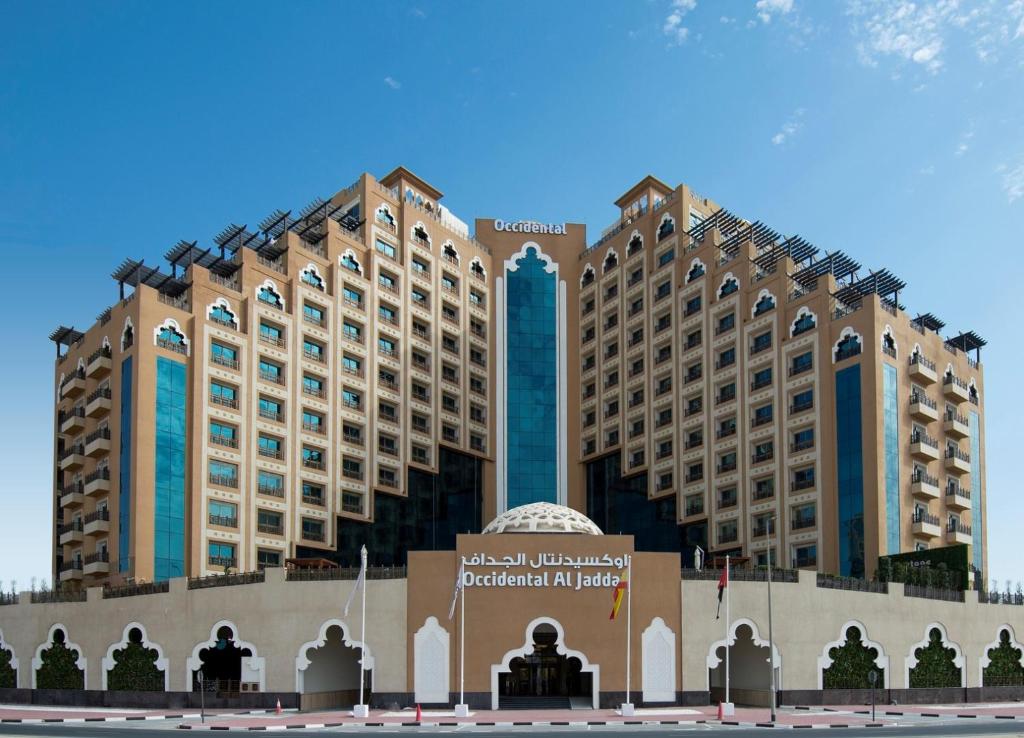 迪拜Occidental Al Jaddaf, Dubai的两座大楼,前面有标志