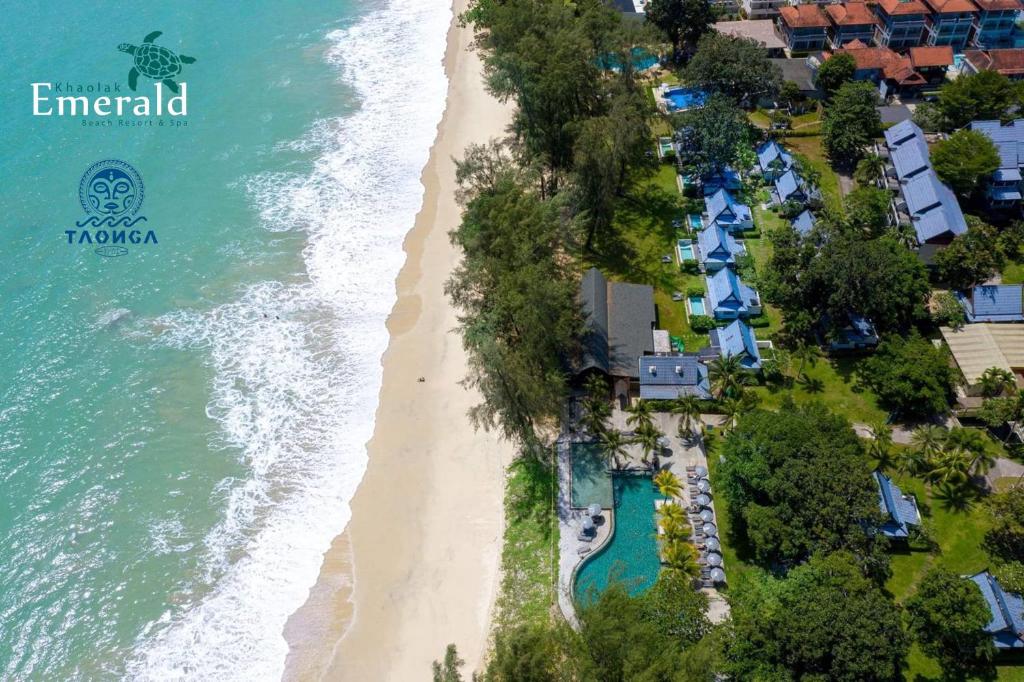 蔻立Khaolak Emerald Surf Beach Resort and Spa的翠绿度假村的海滩空中景致