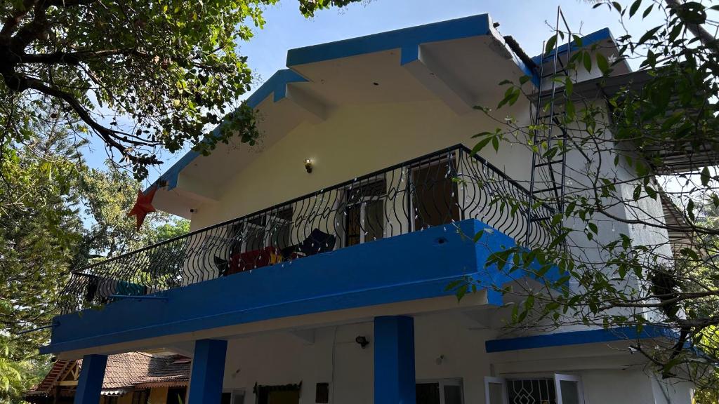 果阿旧城Muffys Holiday Home的前面有蓝色楼梯的房子
