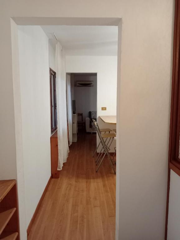 米拉Appartamento Malcontenta的走廊通往带桌子的客厅
