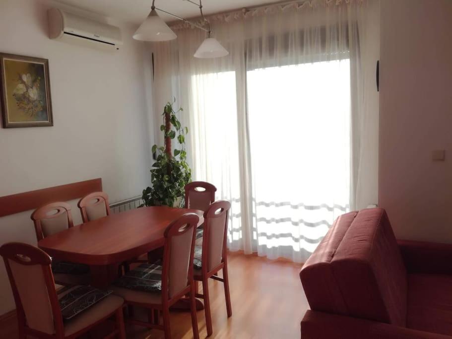 萨格勒布Odmor u Zagrebu的客厅配有桌椅和沙发