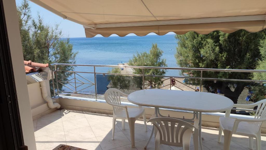 TavariLesvos Tavari bay的海景阳台上的桌椅