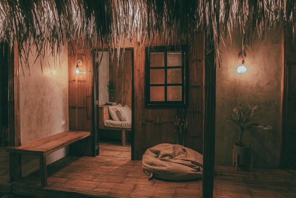 巴莱尔Casitas Stay and Surf的客房设有床、长凳和窗户。