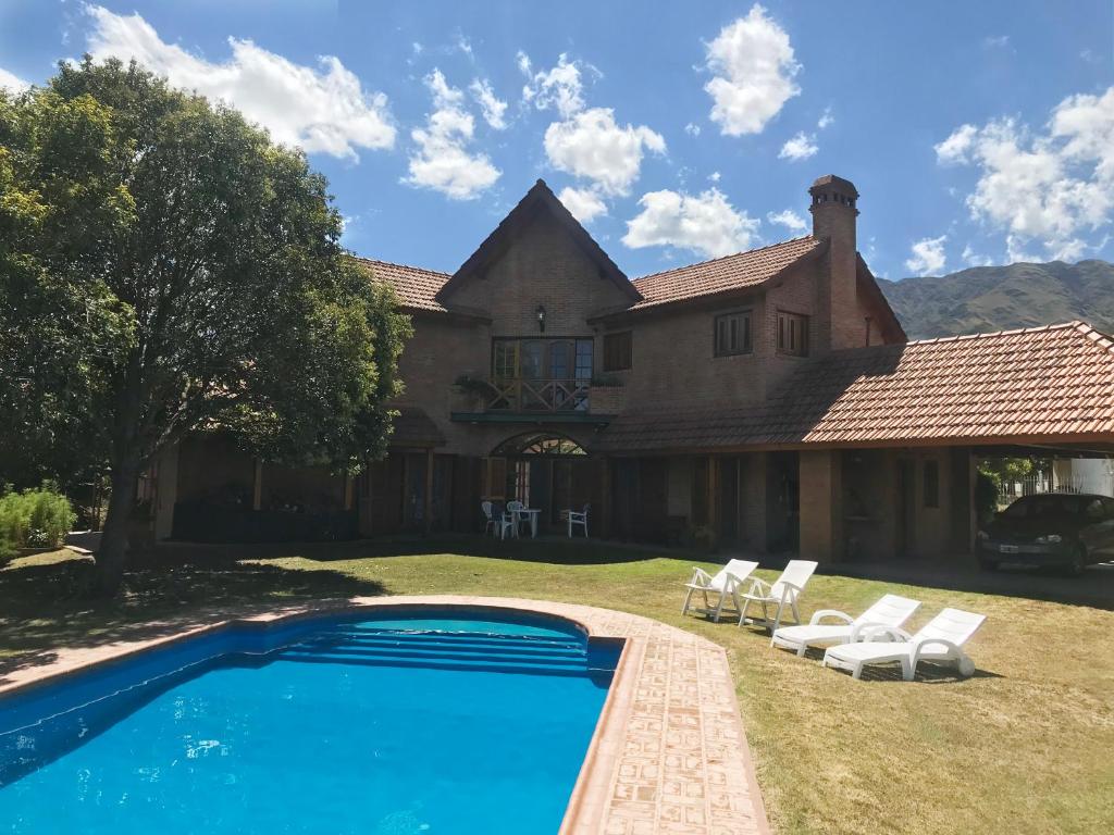 梅洛Las Lavandas - Hermoso Chalet en Villa de Merlo con vista a las sierras的房屋前有游泳池的房子