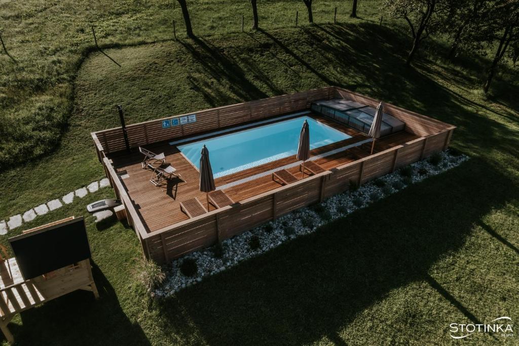 卢斯Domačija Metul的享有带木甲板的游泳池的顶部景致