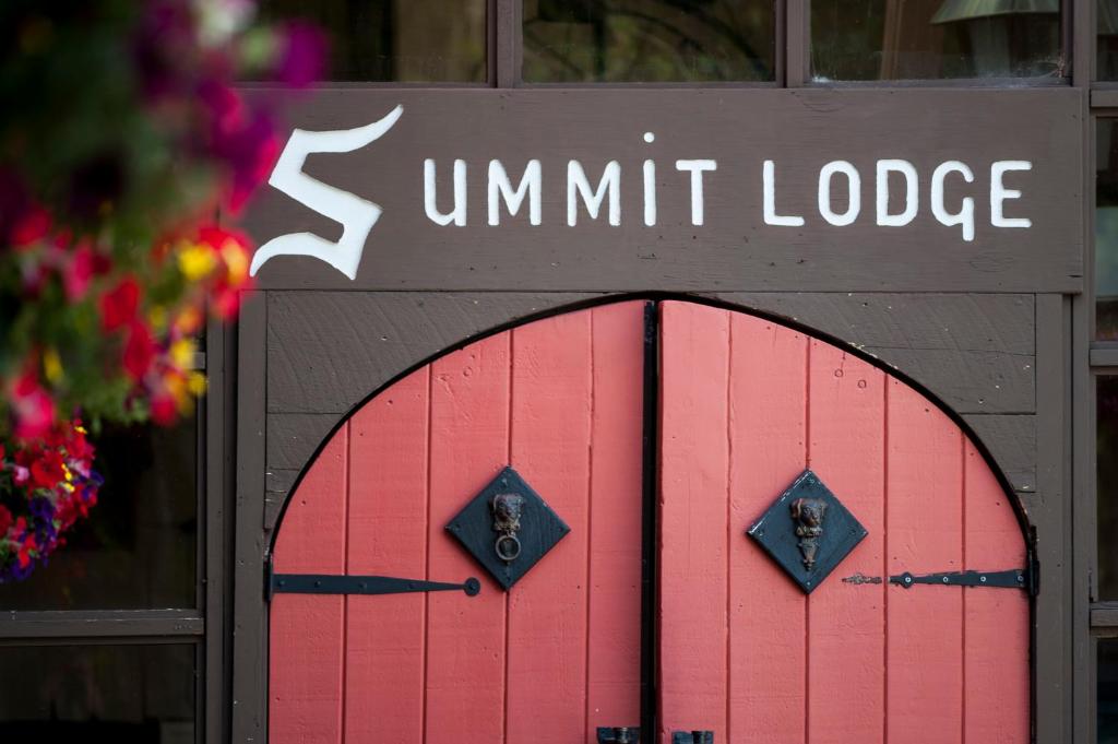 基灵顿Summit Lodge的红门,上面有顶峰的字样