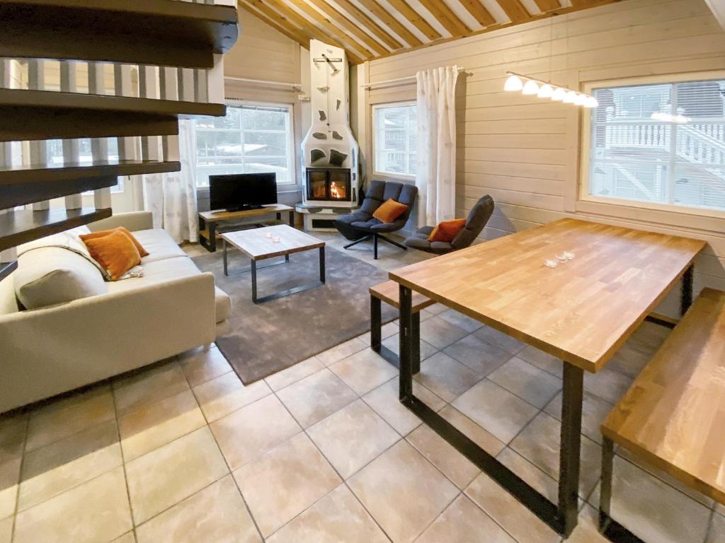 列维莱温艾尔比塔洛特高山小屋公寓的客厅配有桌子和沙发