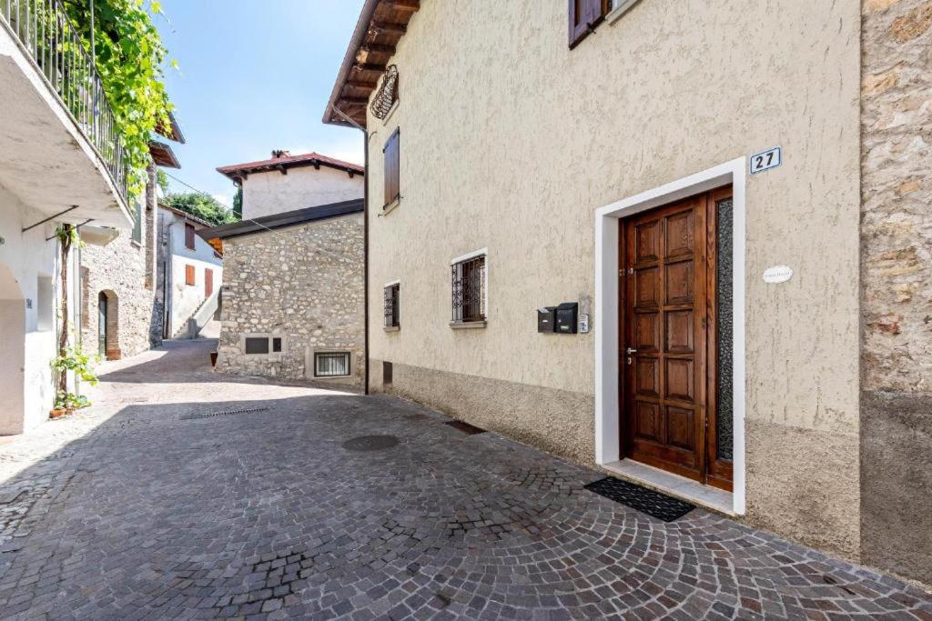 加尔多内-里维耶拉Casa Italo的楼内一条带木门的小巷