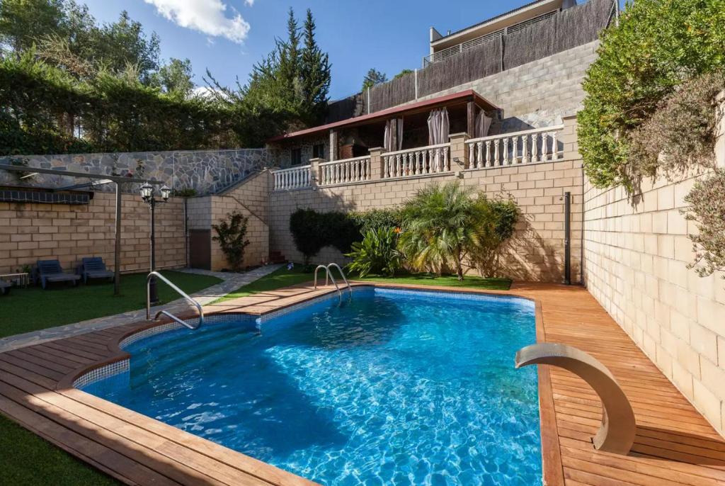 巴塞罗那Casa Lourdes的一座房子后院的游泳池