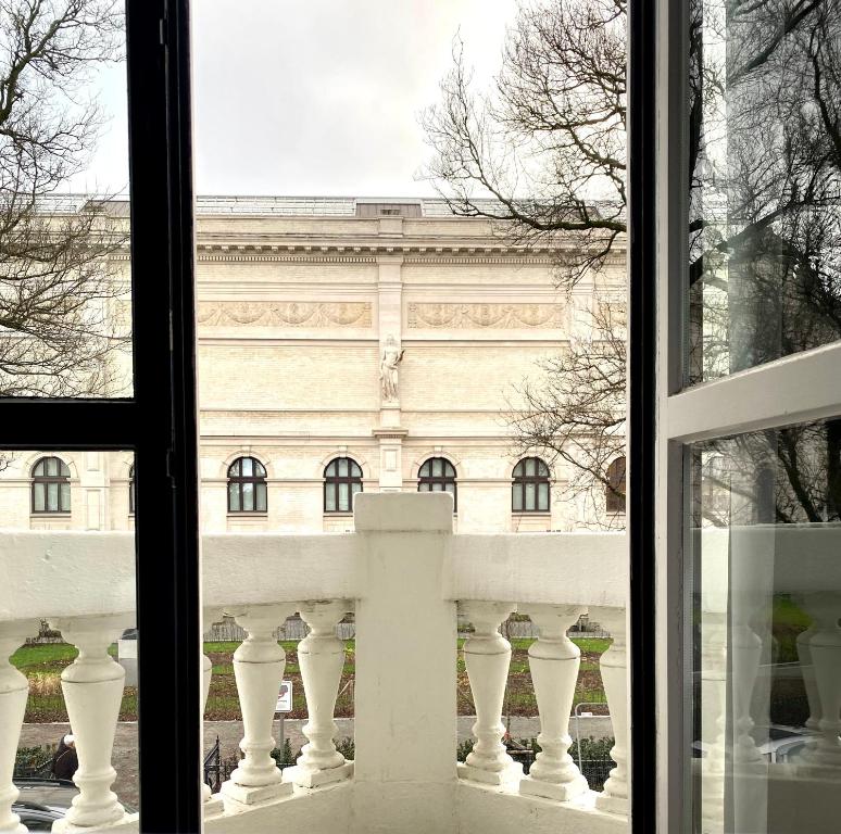 安特卫普Museum Suites的从窗户可欣赏到建筑的景色