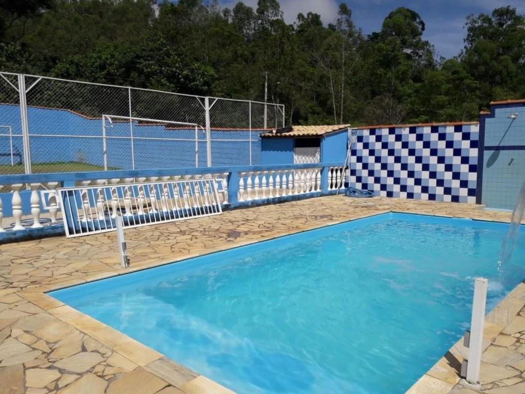 圣若泽杜斯坎普斯Chacara dos sonhos的一个带围栏的大型蓝色游泳池