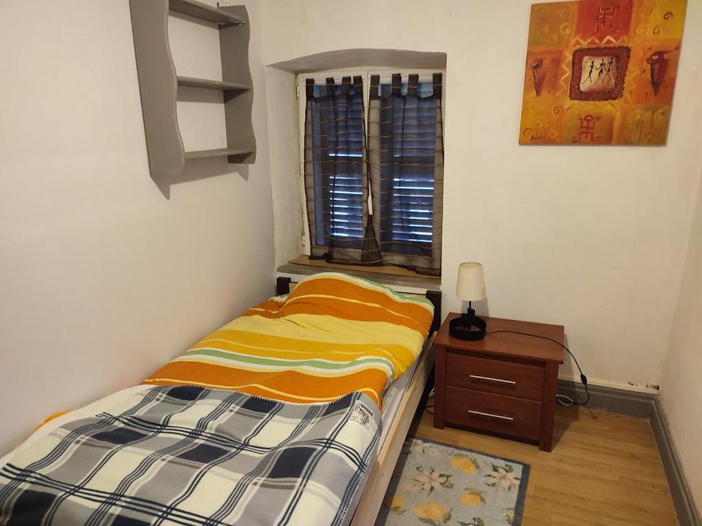 ZillingChambre Haut的一间小卧室,配有床和窗户