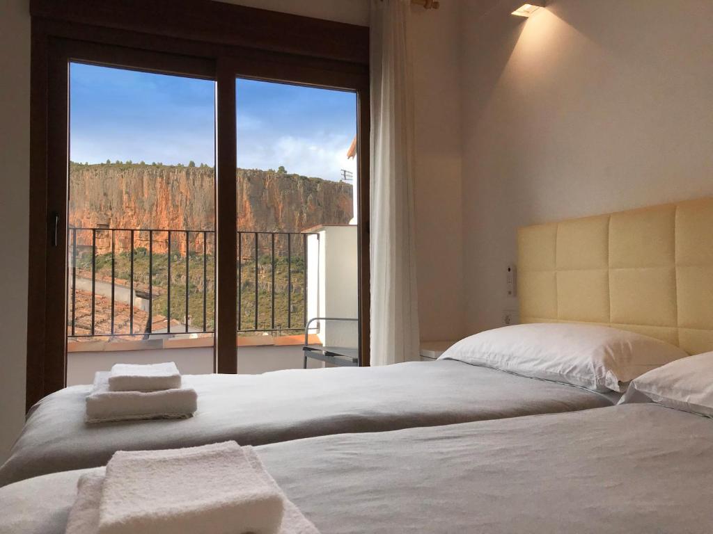 丘利利亚Casa Rural La Cambreta - Chulilla的一间卧室配有一张床,享有峡谷的景色