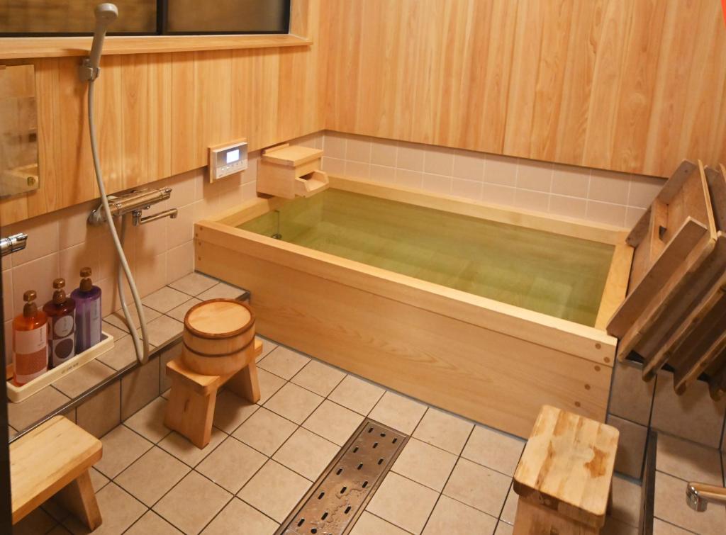京都十四春旅馆的带浴缸的浴室和卫生间