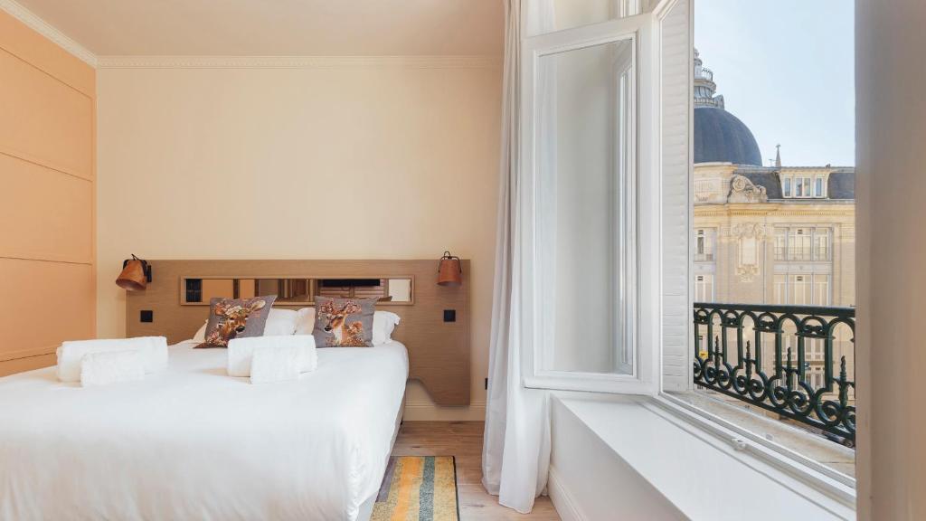 里摩日Gogaille - Préfecture - Accès autonome的一间卧室设有一张床和一个大窗户