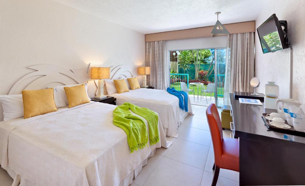 布里奇敦蓝色地平线酒店的酒店客房设有两张床和电视。