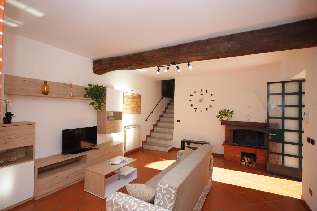 LeiviLa Casa Col Portico的带沙发和电视的客厅