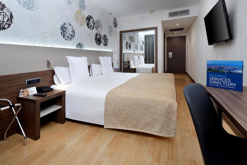 巴塞罗那HCC勃朗峰酒店的酒店客房设有一张大床和一台电视。