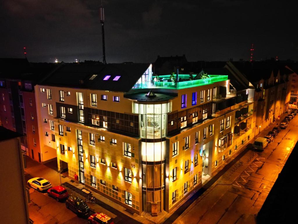 纽伦堡Eco Smart Apartments Premium City的一座晚上有灯的建筑