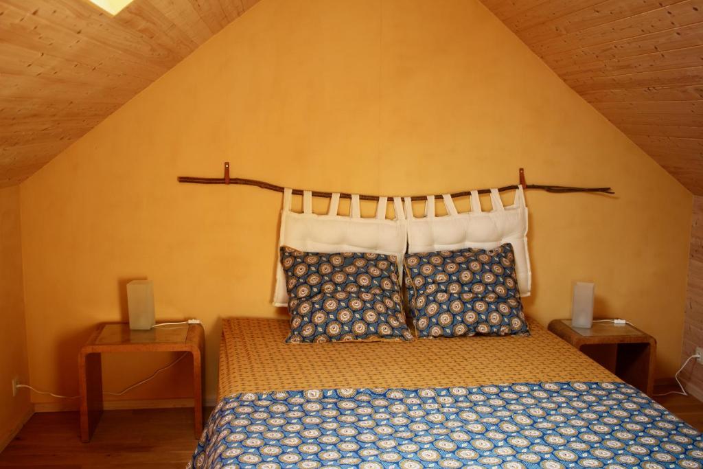 JodoigneGîte l'Ecurie的一间卧室,配有带2个床头柜的床