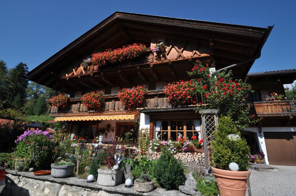 格赖瑙Landhaus Reiser的前面有鲜花的房子