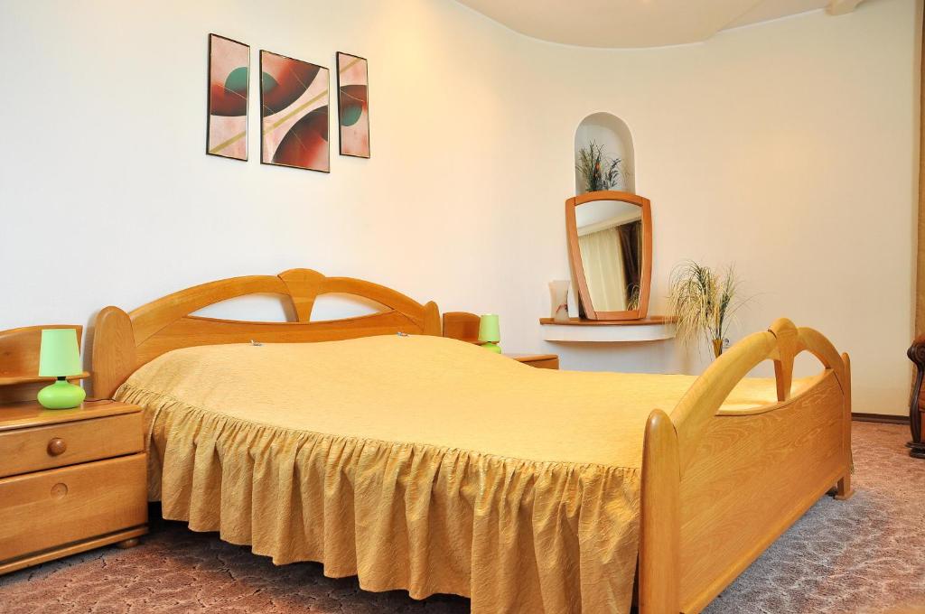 加拉茨Vila Classic的一间卧室配有木床和镜子