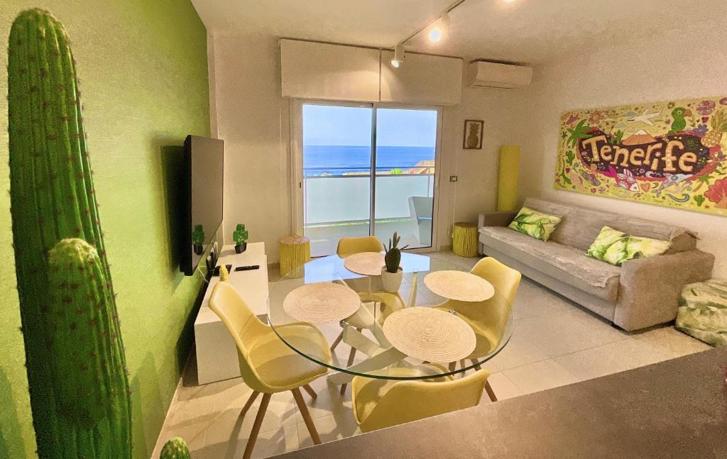 巴哈马尔Tropical Rest Apartment的客厅配有桌椅和沙发