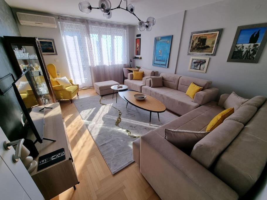 萨拉热窝Luxury Apartment EMAS Old town Sarajevo dream view的客厅配有沙发和桌子