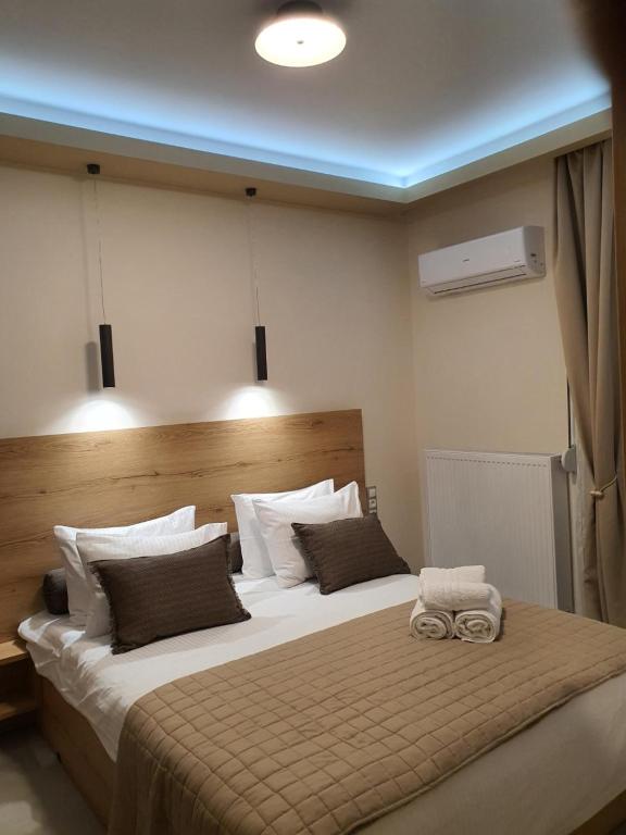 科扎尼Kozani Home 01的一间卧室配有一张大床和两条毛巾