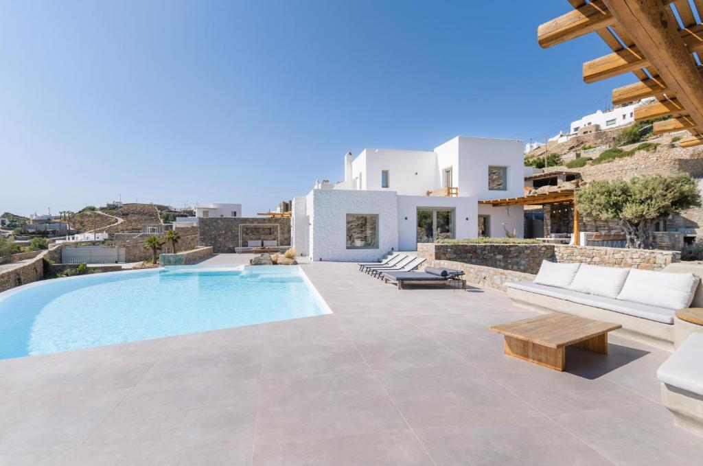 法纳里My Castle House - MG Villas Mykonos的一座带游泳池和房子的别墅