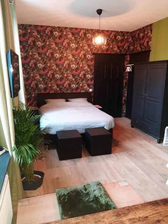 BlitterswijckHerberg Lambic的一间卧室配有一张床和花卉壁纸