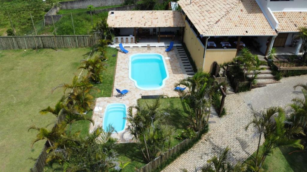 库尼亚Pousada Vale do Parque的享有带游泳池的房屋的空中景致