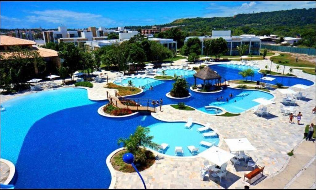 拉巴拉德纳圣米格尔ILOA Condomínio Resort Barra de São Miguel的享有蓝色海水大型游泳池的顶部景致