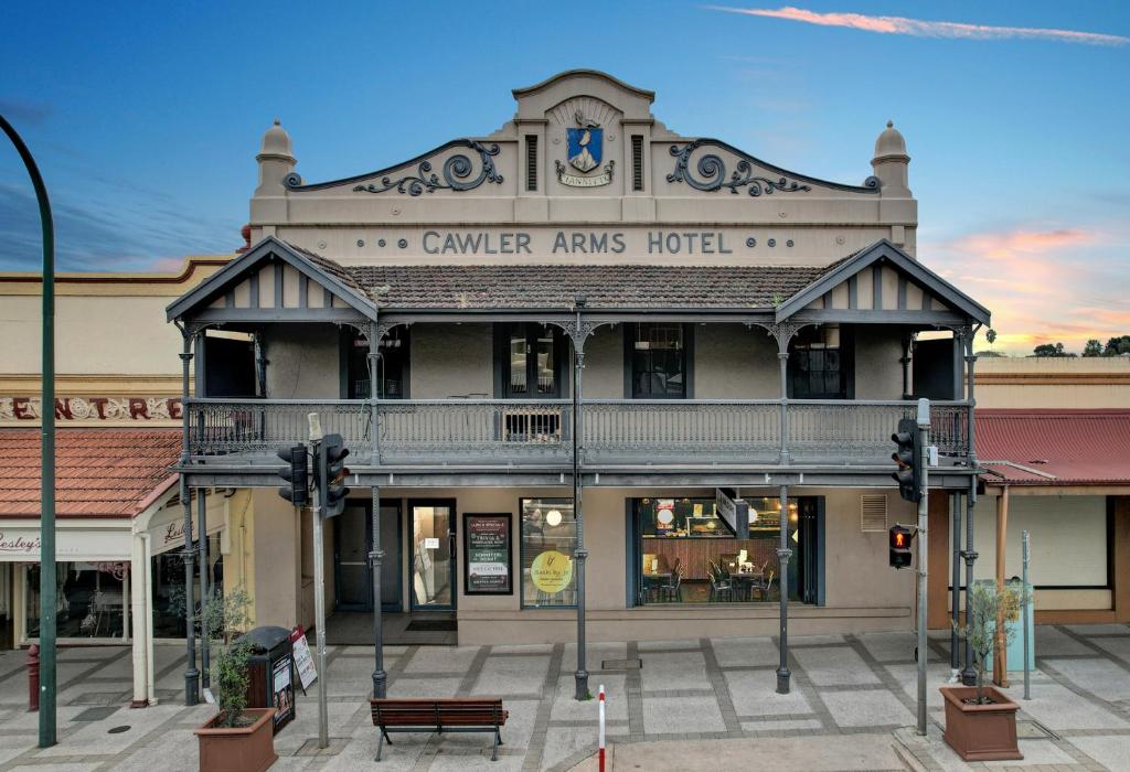 高勒Gawler Arms Hotel的街道拐角处的建筑物