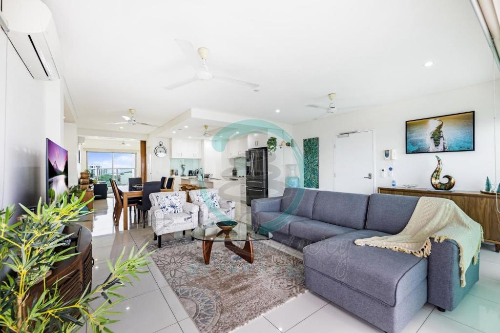 达尔文ZEN BY THE WATER - Darwin's Premier Ocean View Family Retreat的客厅配有沙发和桌子