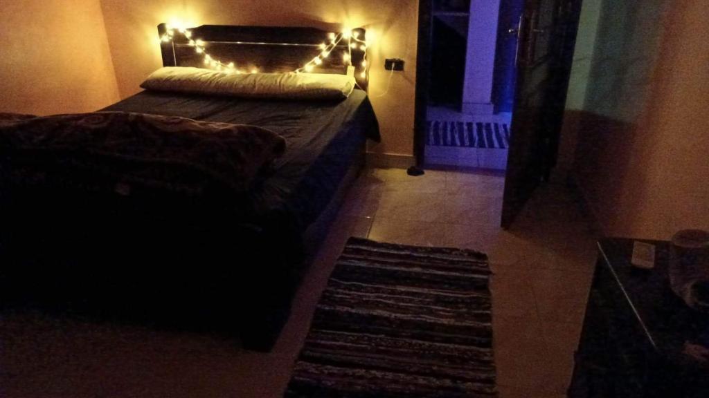 达哈布Private room in Dahab,10 minutes to sea的一间卧室配有一张灯光床