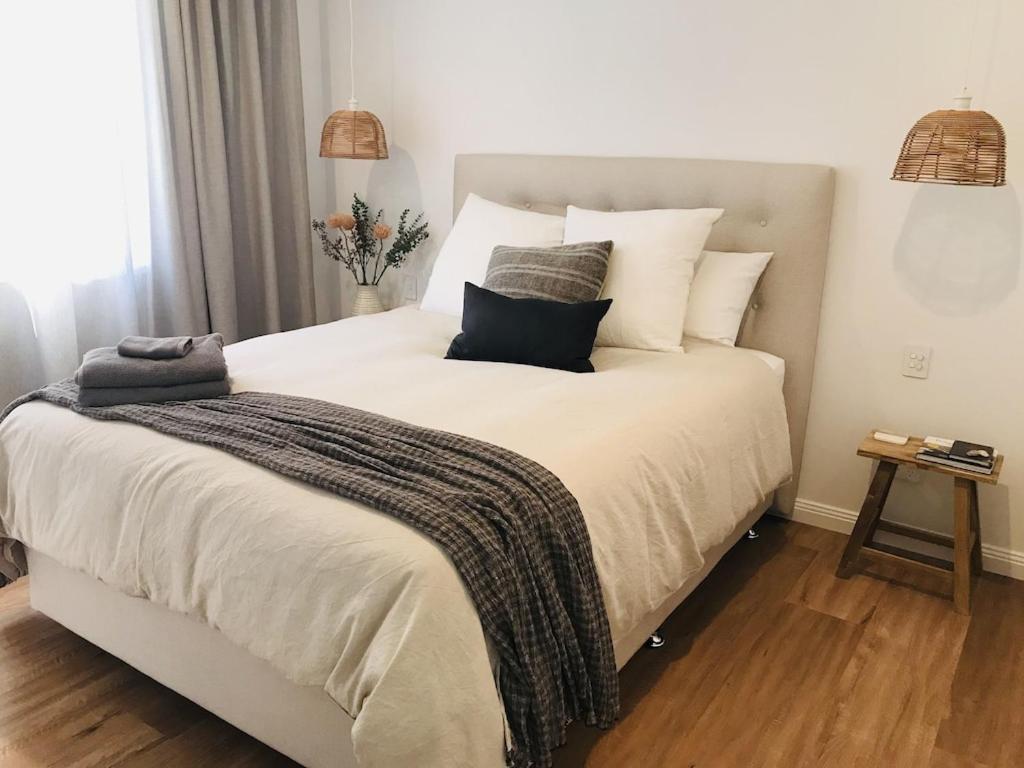 科夫斯港Seabirds Cottage的卧室配有带枕头的大型白色床