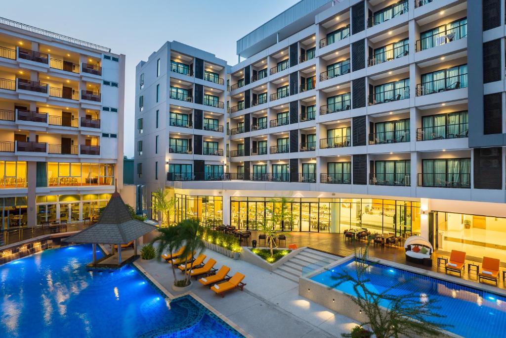 芭堤雅市中心J Inspired Hotel Pattaya - SHA Extra Plus的游泳池酒店形象