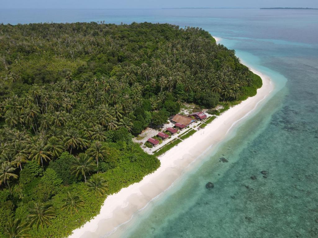 AlabanIra Bungalows Pulau Banyak的海洋中的一个岛屿,有一个度假胜地