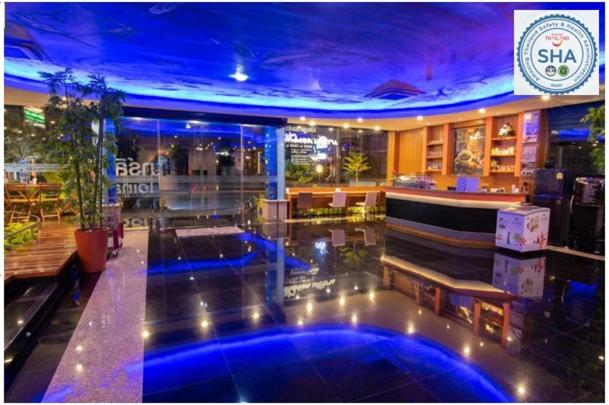 素叻马林酒店 的大堂设有蓝色灯光的酒吧