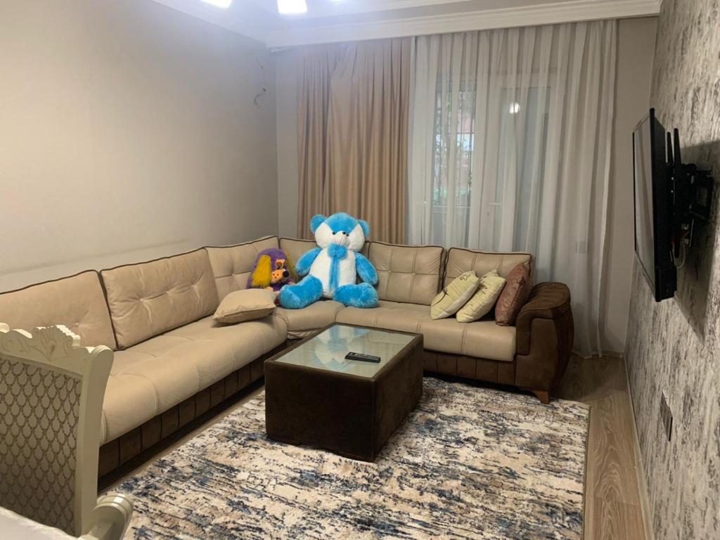 巴库Dream Home的客厅配有带泰迪熊的沙发